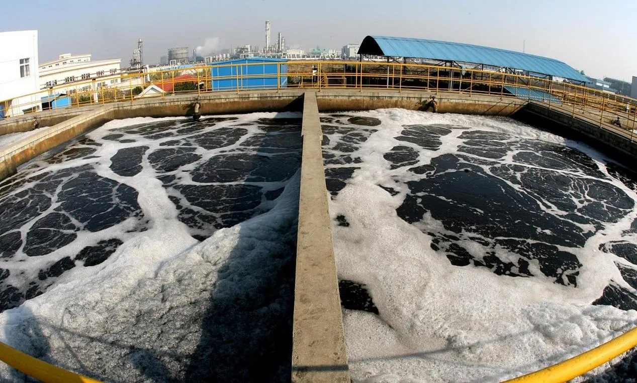 Enhancing Industrial Formulations with Defoamers and Set Retarders