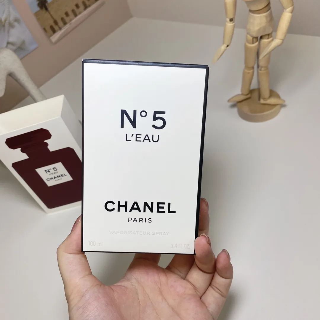 Chanel Light Red No. 5 Water Christmas Limited Edition 100ml Chanel No 5 L'Eau Red Editio