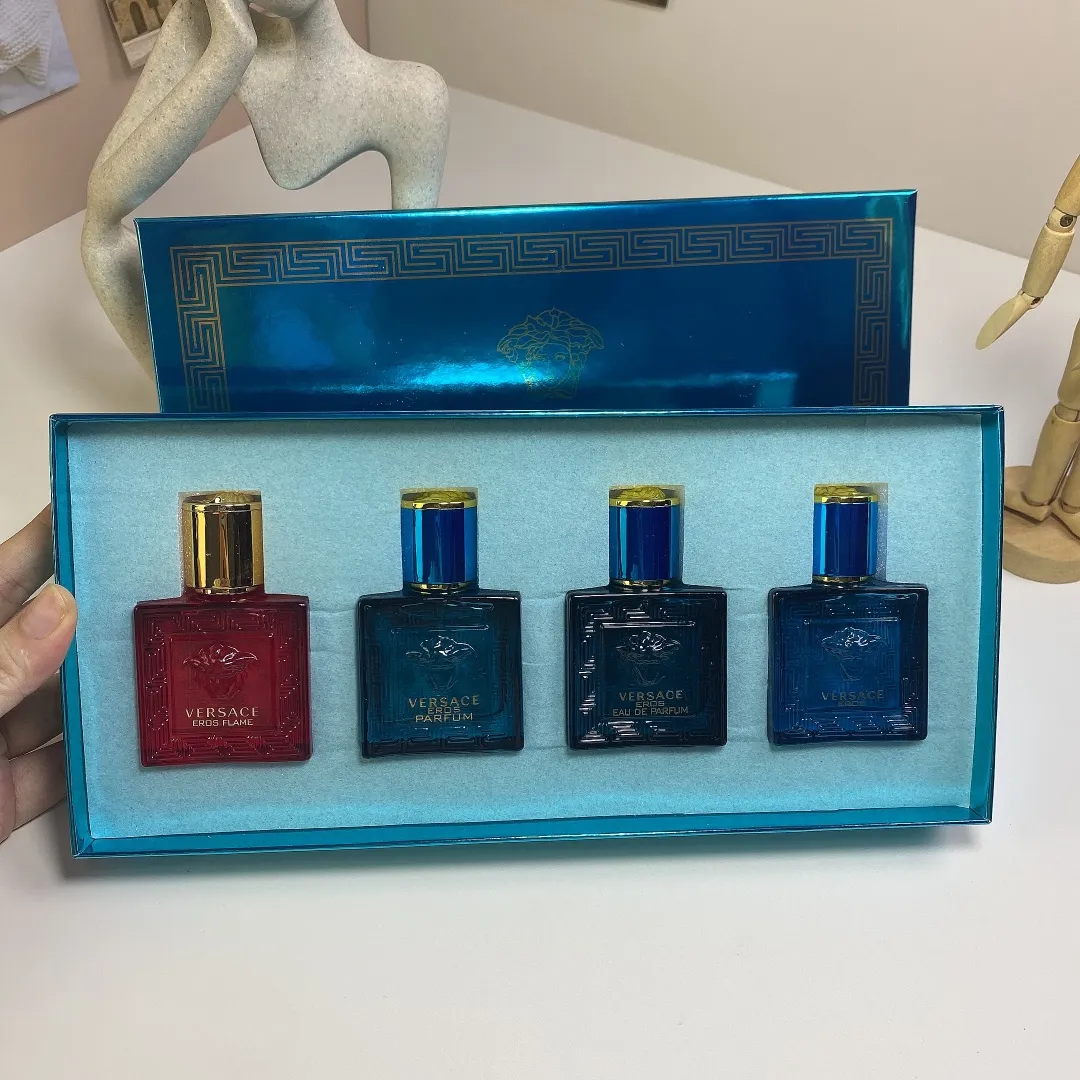 Versace Cupid Four Piece Set 30ml * 4 Pieces, With Nozzle
