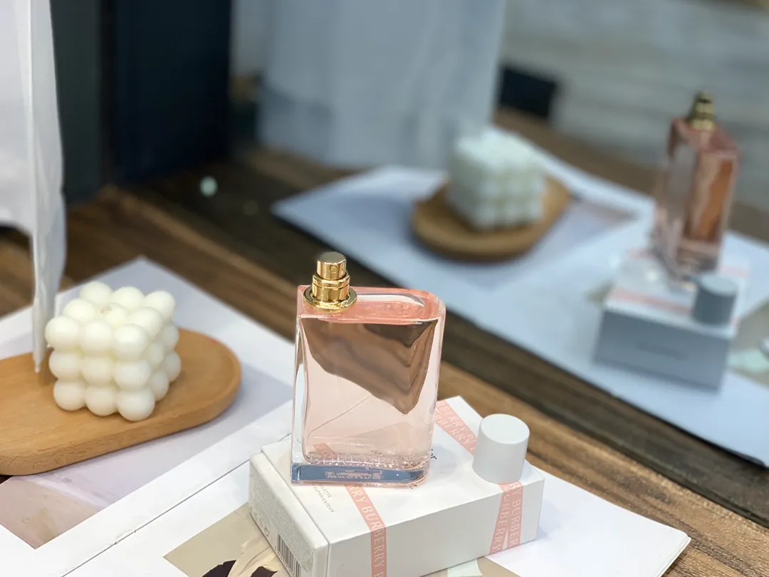 Burberry Flower & Her Light Fragrance 100ml Floral Essence