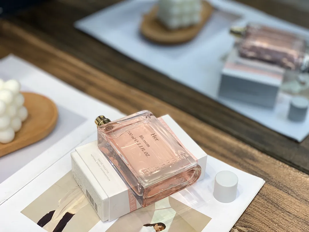 Burberry Flower & Her Light Fragrance 100ml Floral Essence