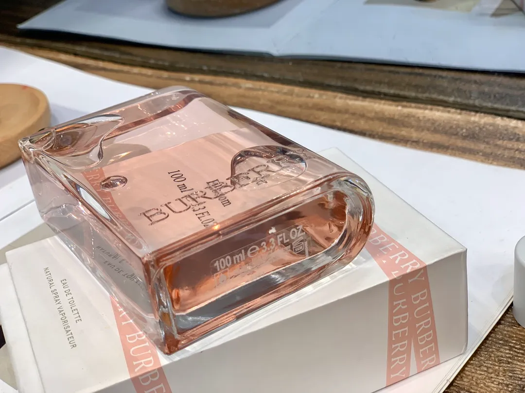 Burberry Flower & Her Light Fragrance 100ml Floral Essence