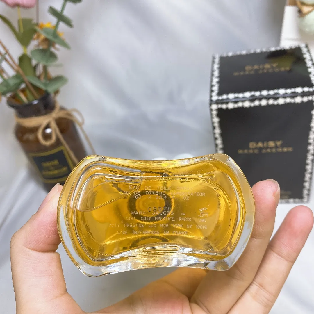 Marc Jacobs Yellow Daisy Women's Eau De Toilette 100ml