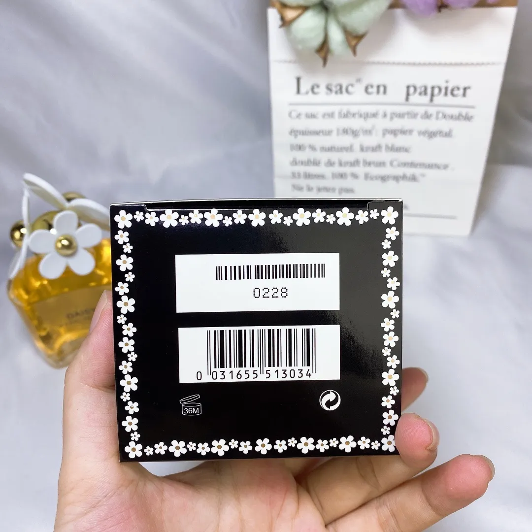 Marc Jacobs Yellow Daisy Women's Eau De Toilette 100ml