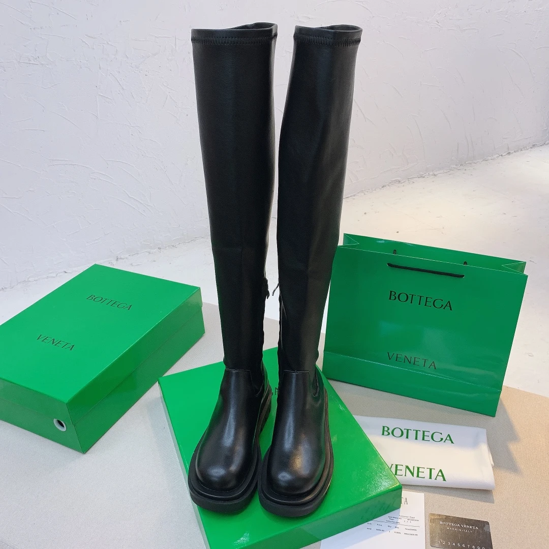 101267knee-high boots