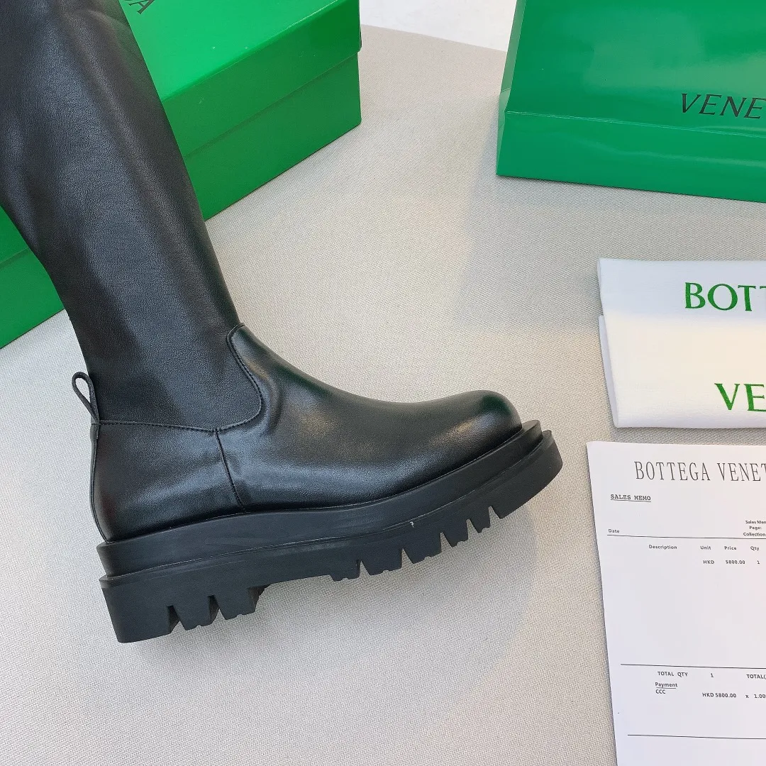 101267knee-high boots