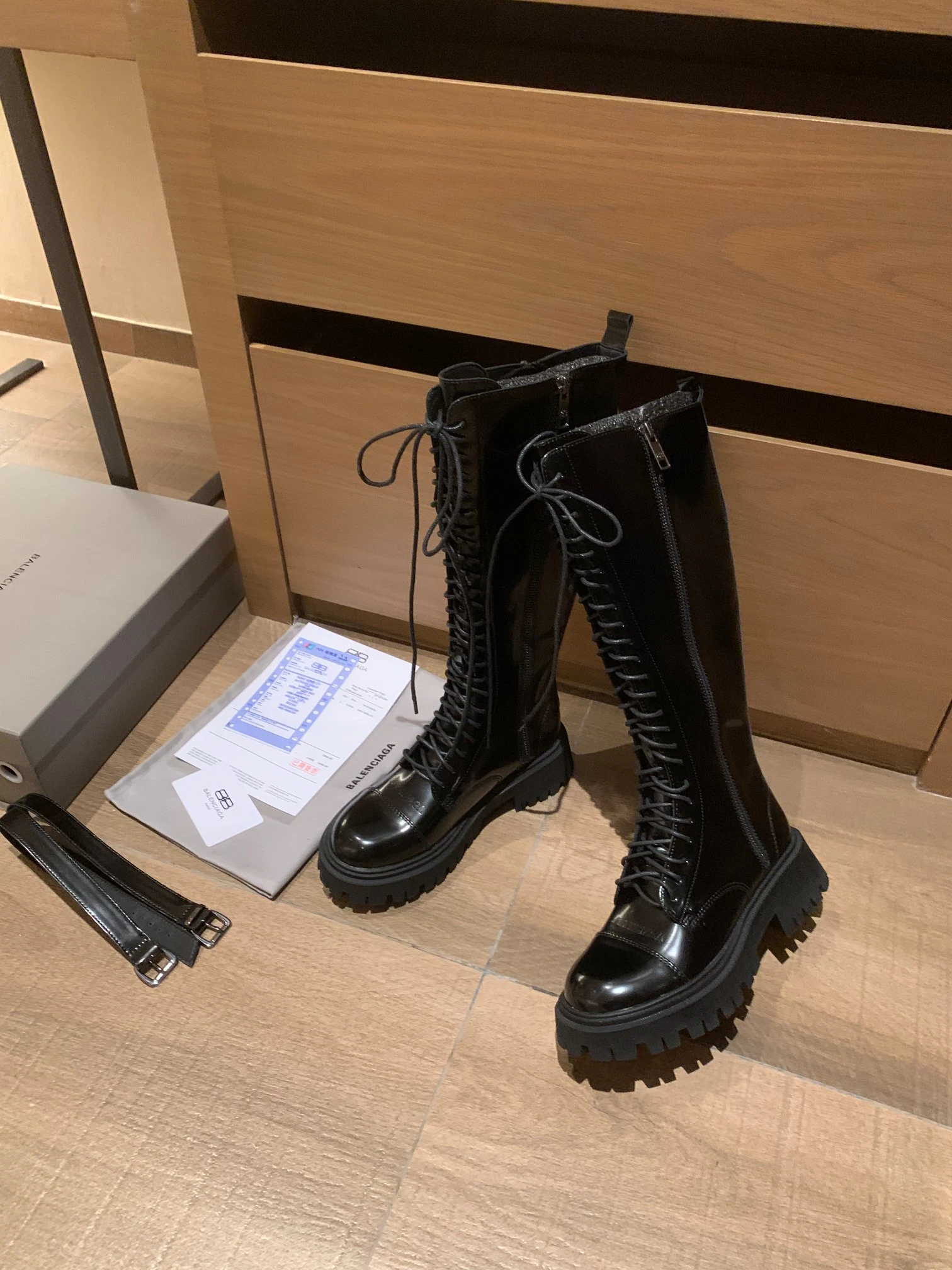 101567knee-high boots