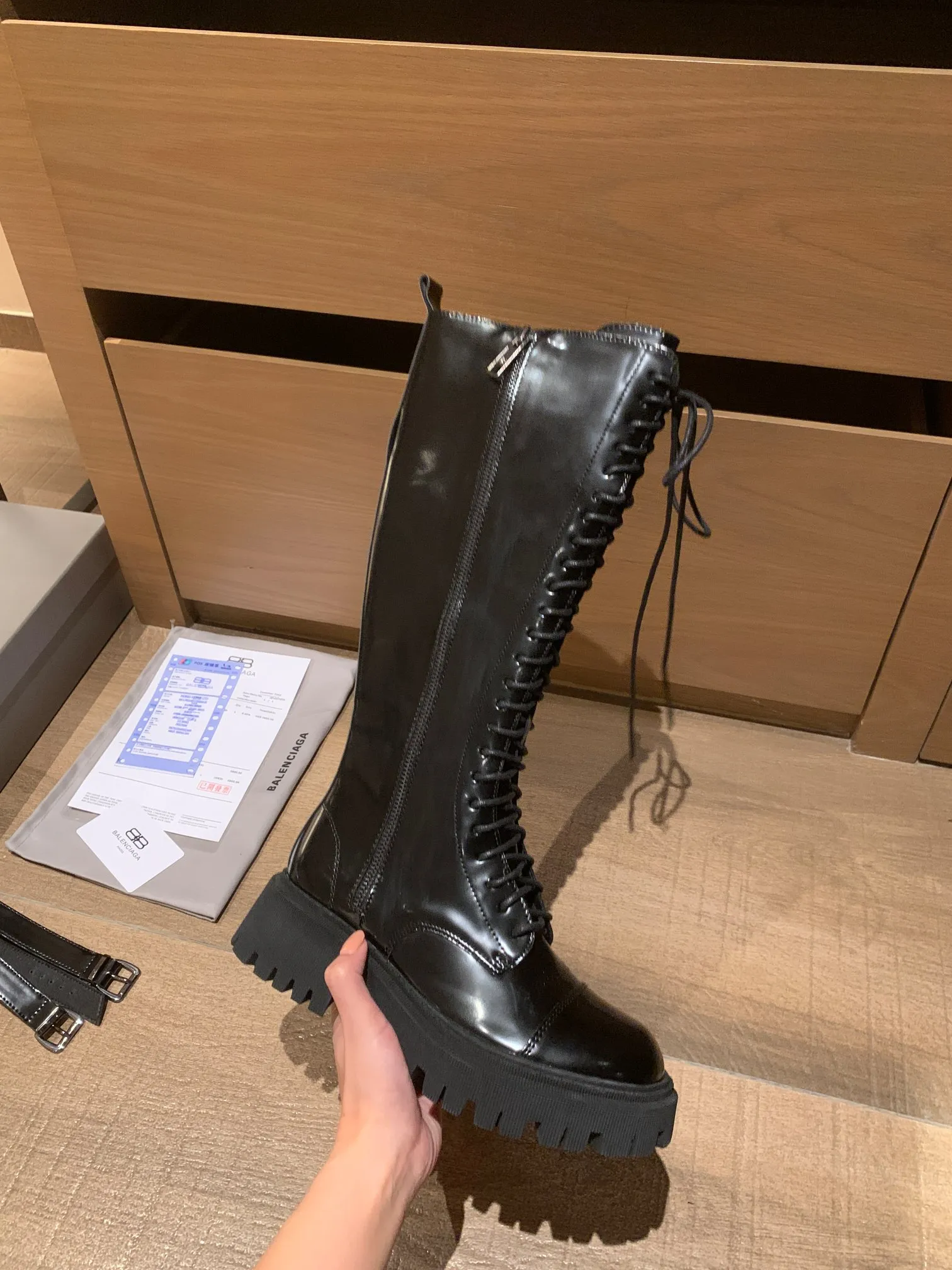 101567knee-high boots