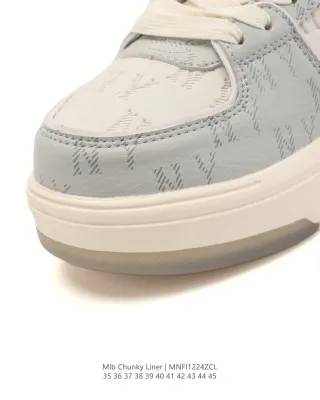 104 low-top sneakers