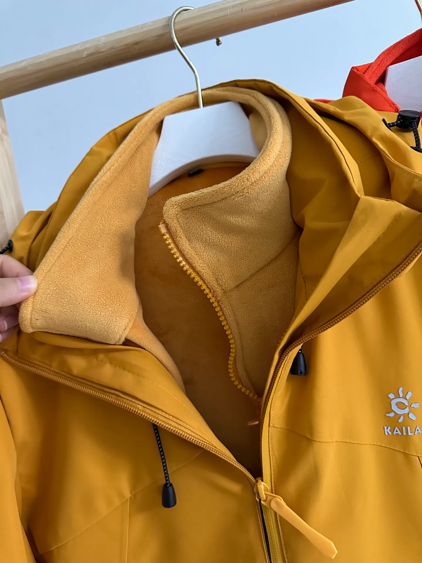 975046hardshell jacket