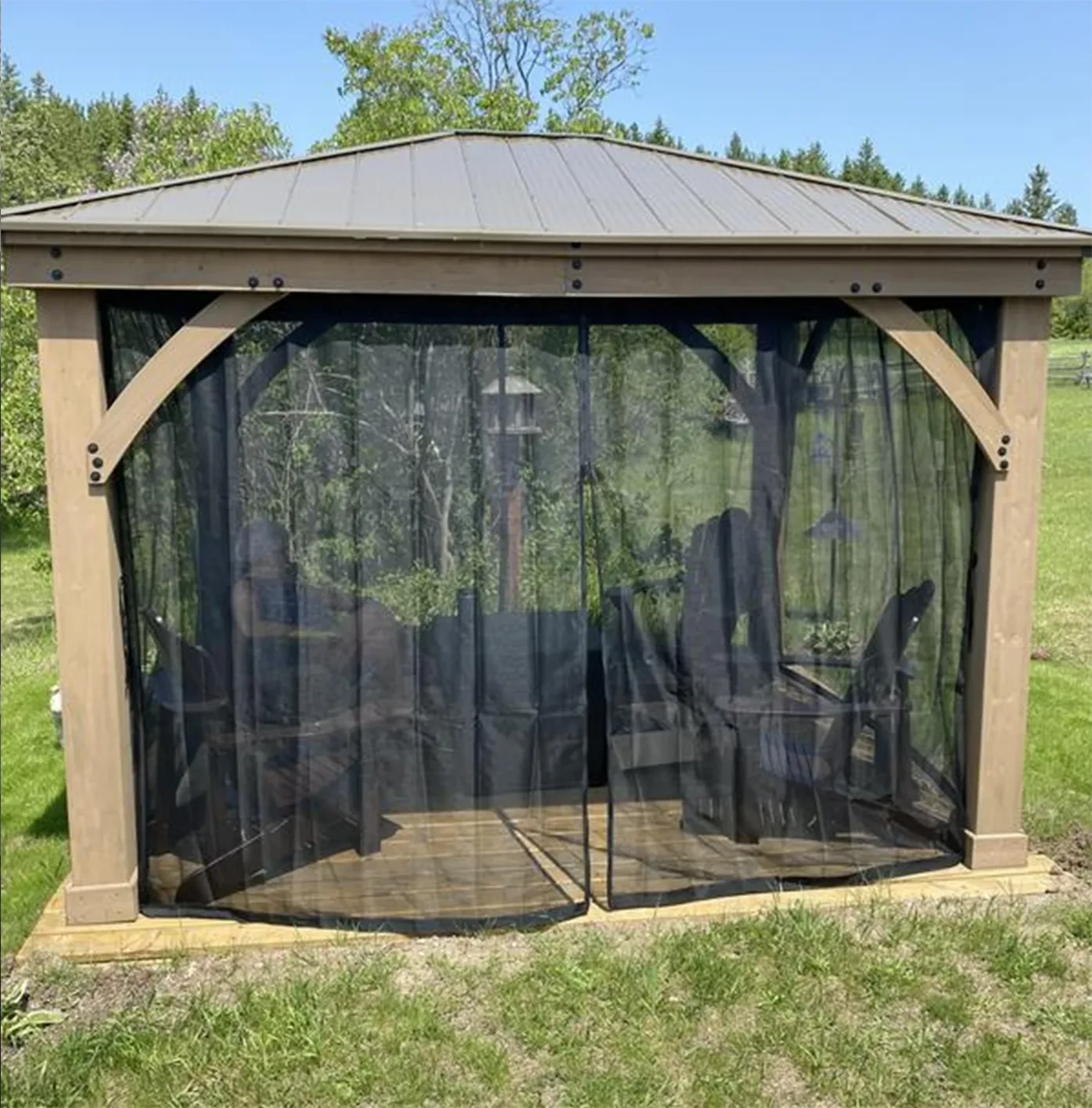 Porches and Patios:
Used to enclose porches and patios, providing a bug-free outdoor space. They can also help prevent debris and leaves from entering.