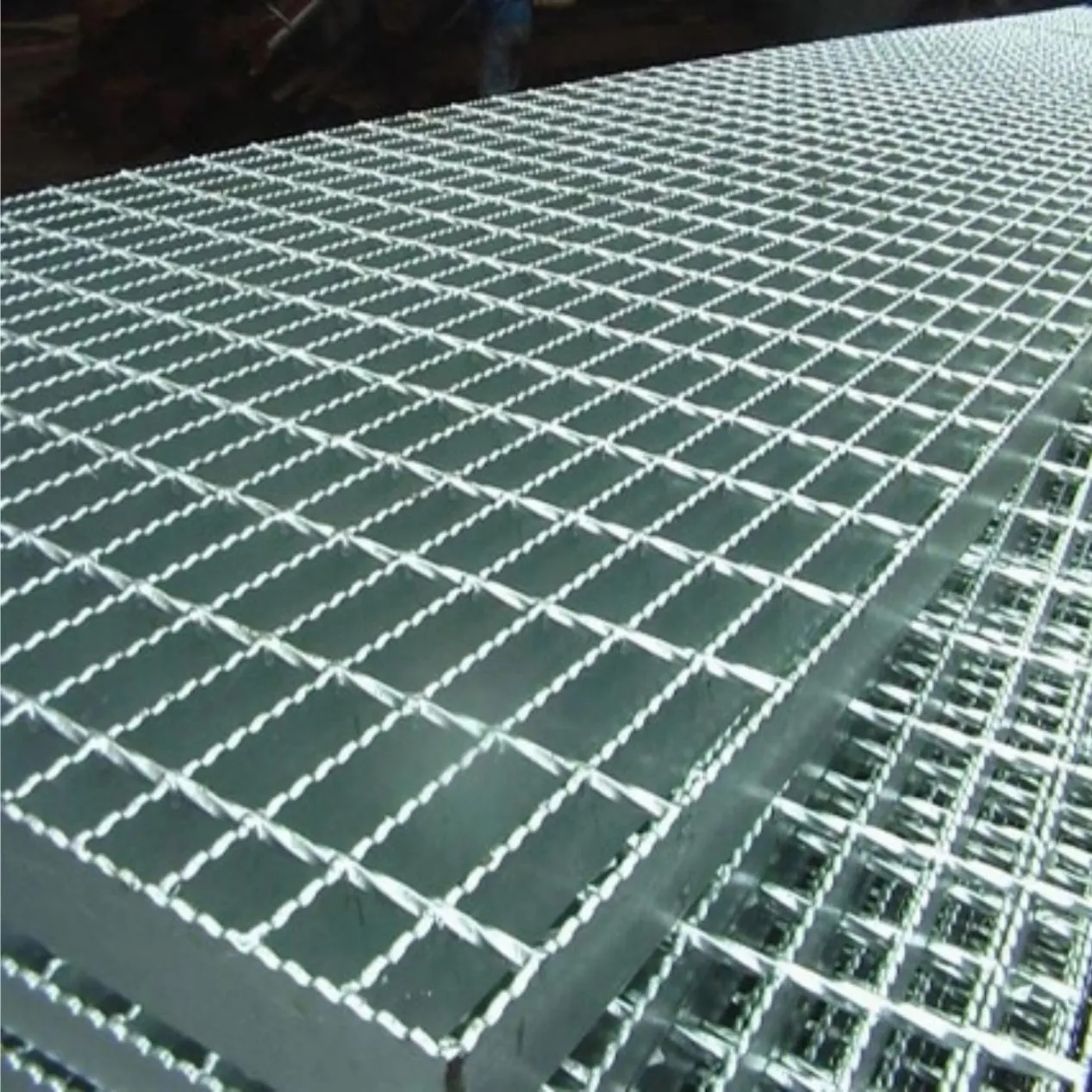 Thermal Expansion Management Strategies for Serrated Steel Grating Systems