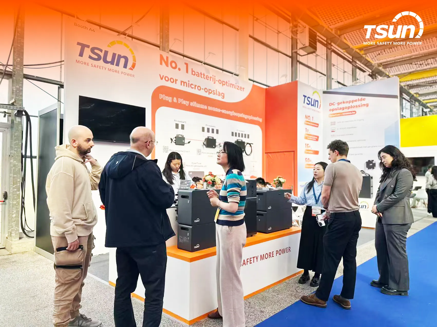 Europäische Kunden am TSUN-Stand während der Solar Solutions Amsterdam bei der Besichtigung des TSOL-MAU5000 und anderer Mikrospeicherlösungen