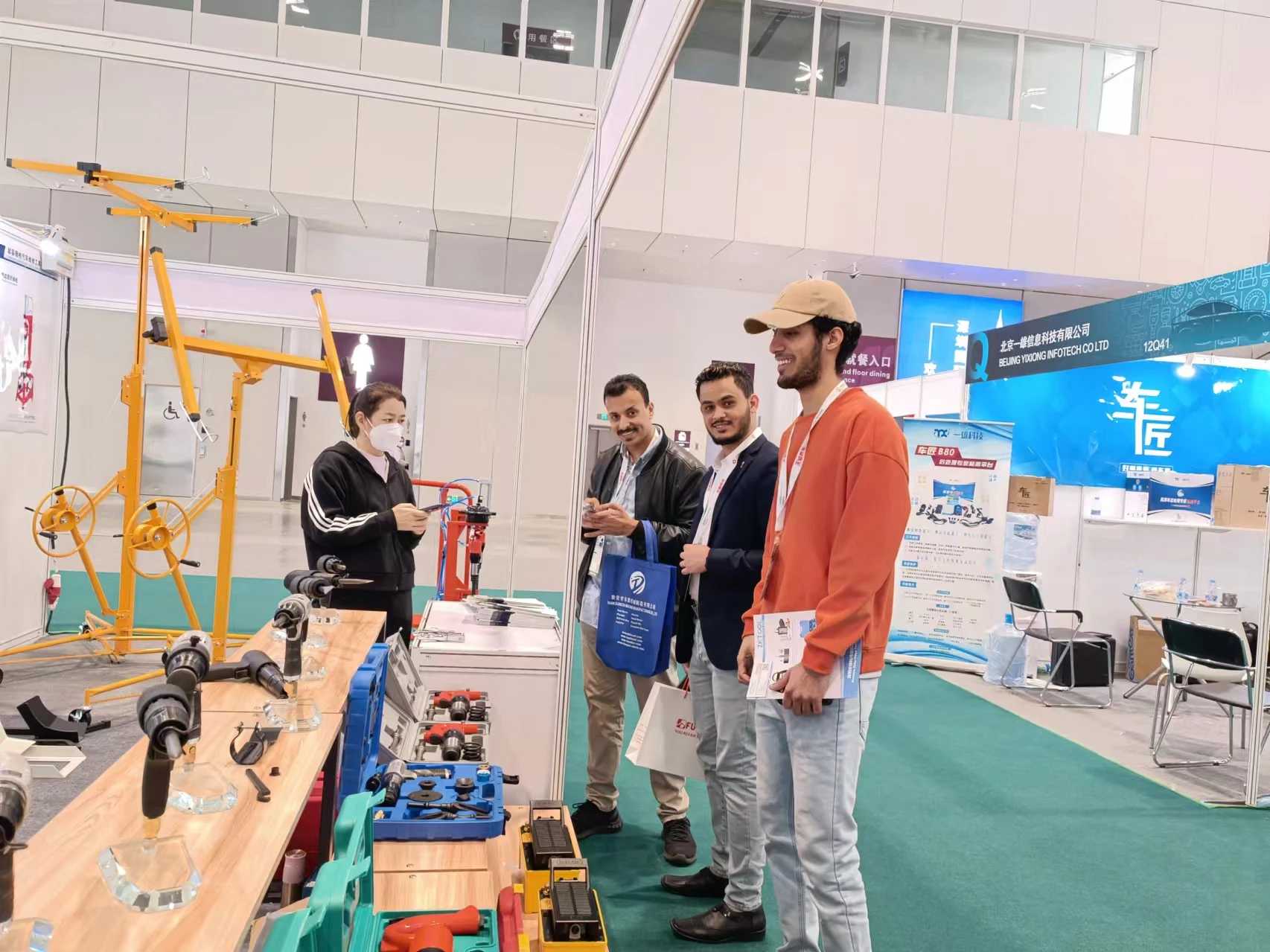 0.6T Professional Hydraulic Telescopic Transmission Jack Garage Equipment With CE For Car Engine Repair