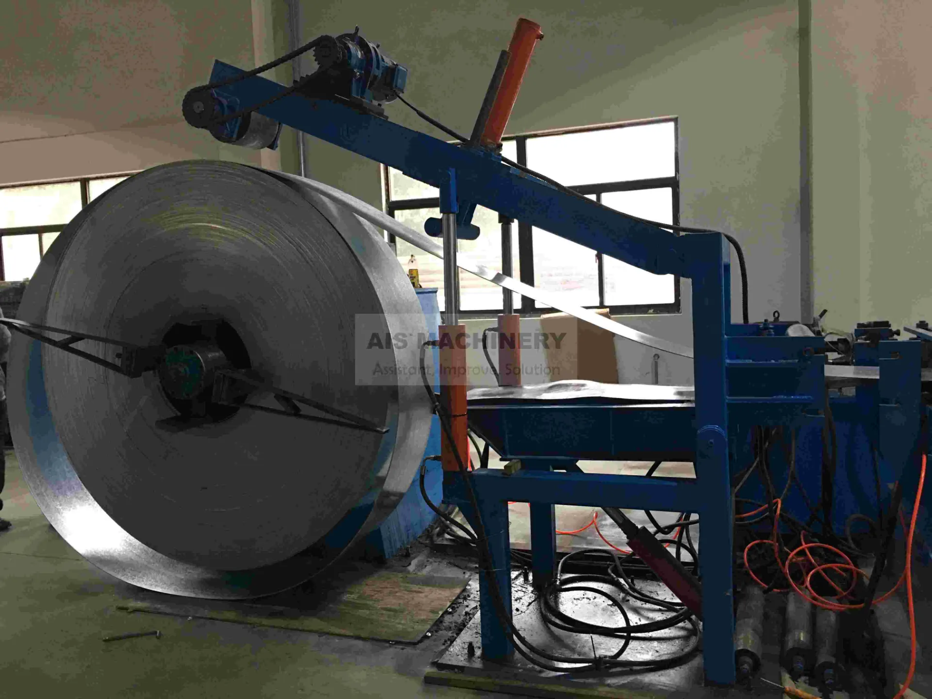 Single head uncoiler with peeler and hold down roll