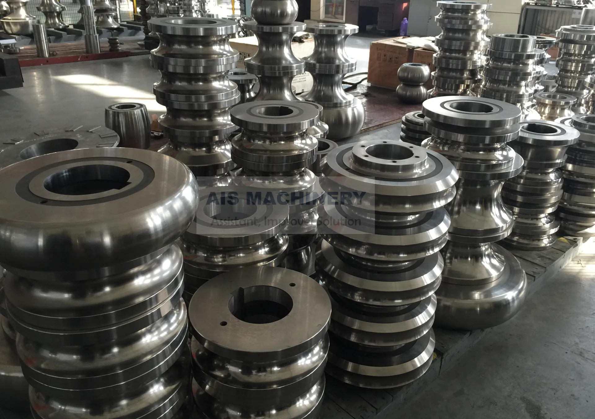 Pipe mill roller