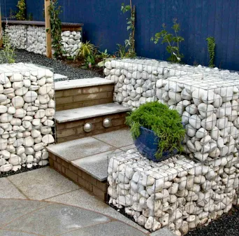 Wire Mesh： From practical tools to artistic carriers