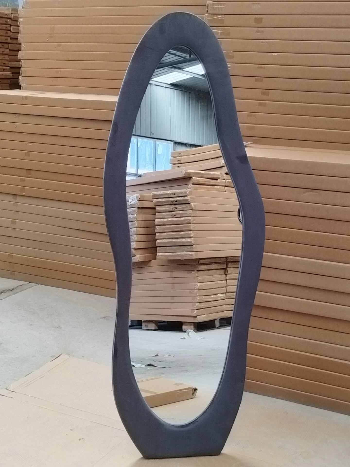 Flannel Full-Length Mirror: Artistic Silhouette Meets Cozy Elegance for Your Space