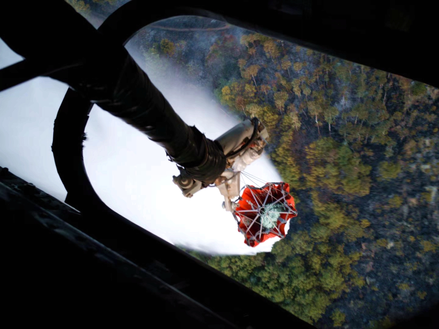 Baoshan Station of China Southern Airlines Station dispatched a K-32 helicopter to quickly deal with a forest fire