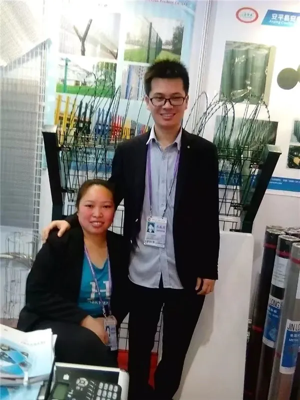 wire mesh fence details