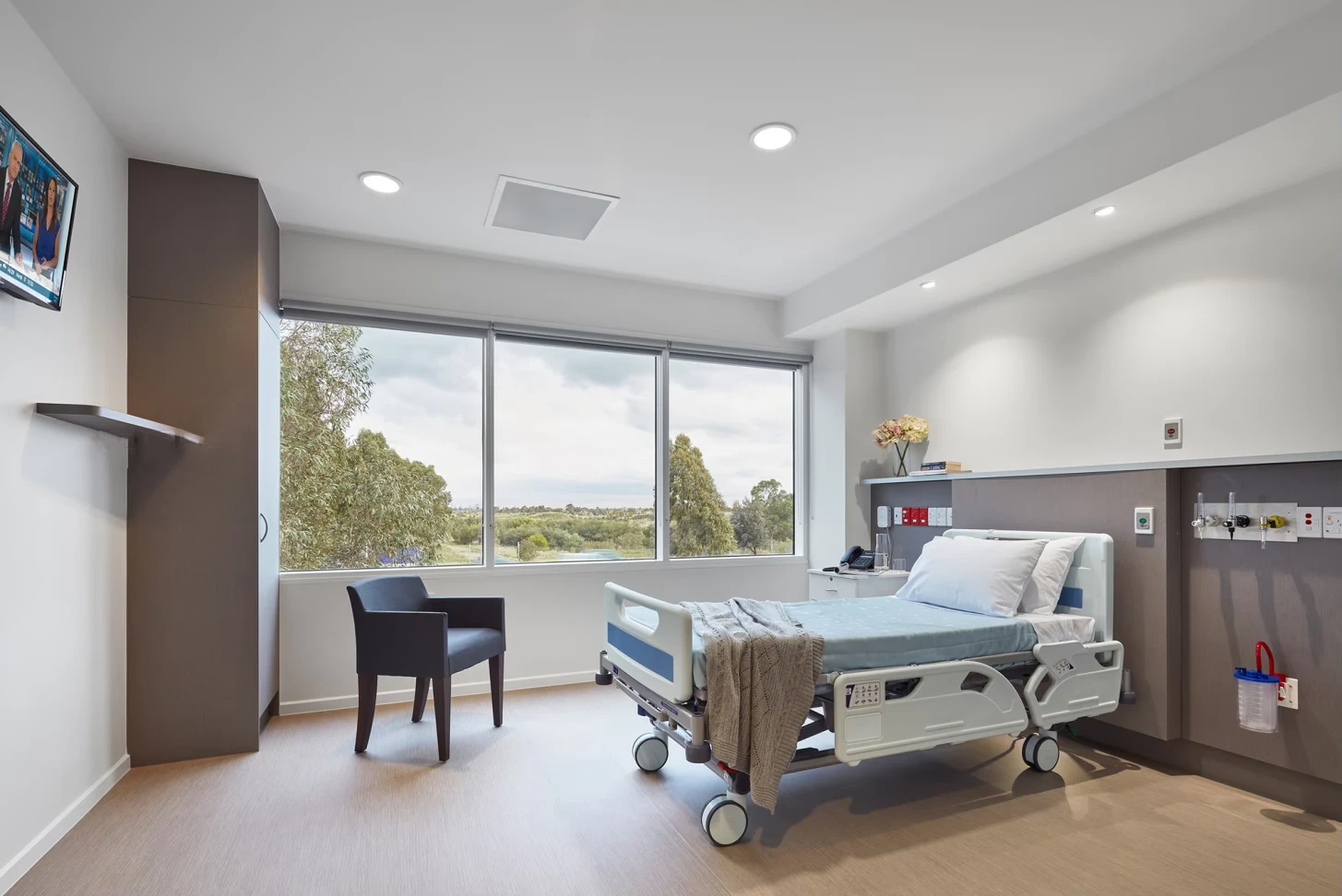 Hospital Multi-Functional Electric Care Medical Bed for Advanced Patient Support