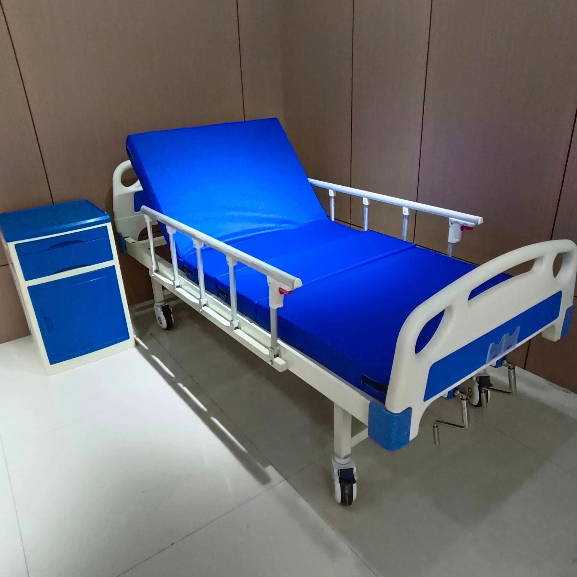 Key Features of Hot Selling Manual Two-Function Hospital Beds