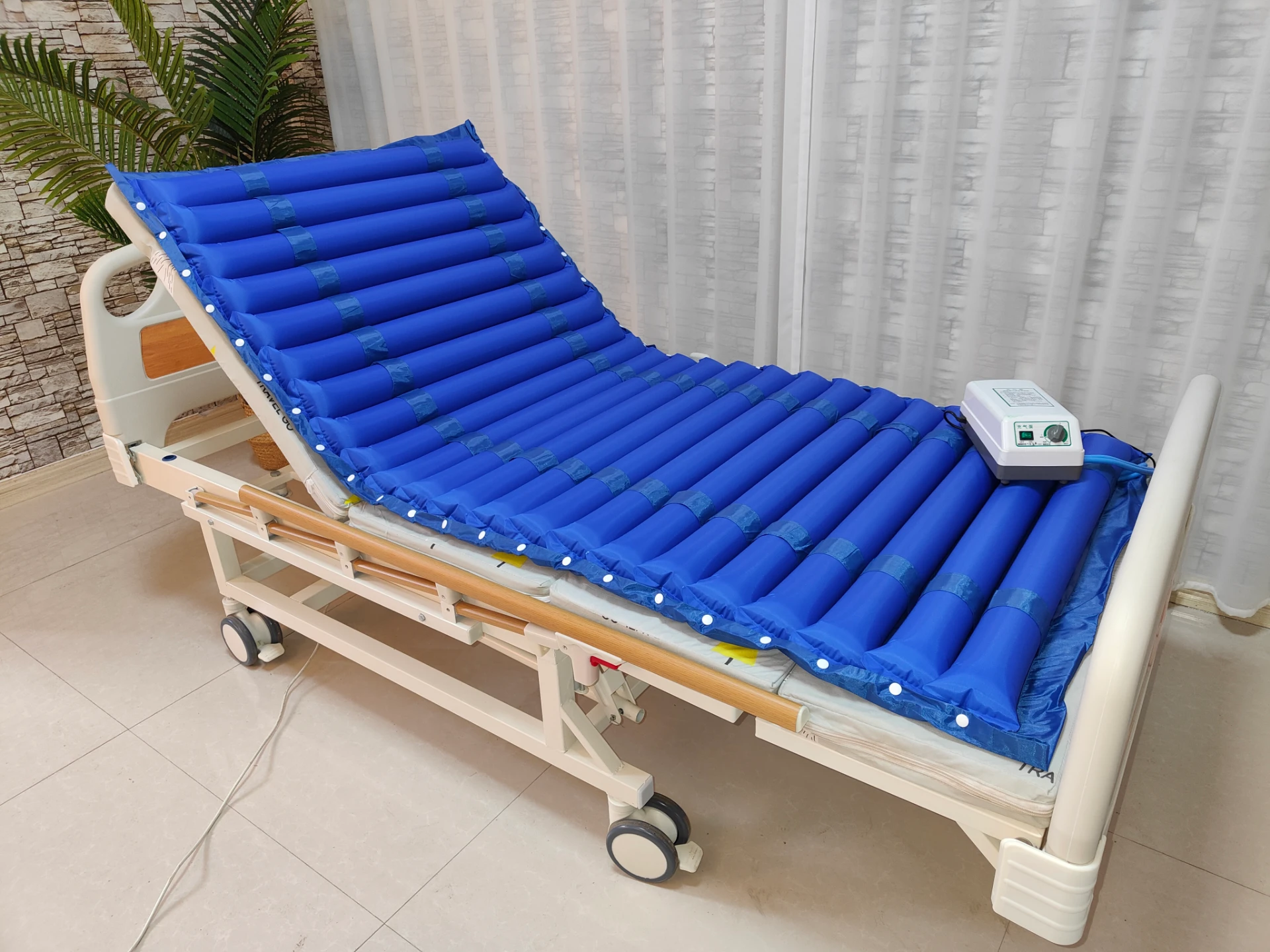 PVC Vapour Permeable Anti-Decubitus Air Mattress with Pump for Pressure Ulcer Prevention