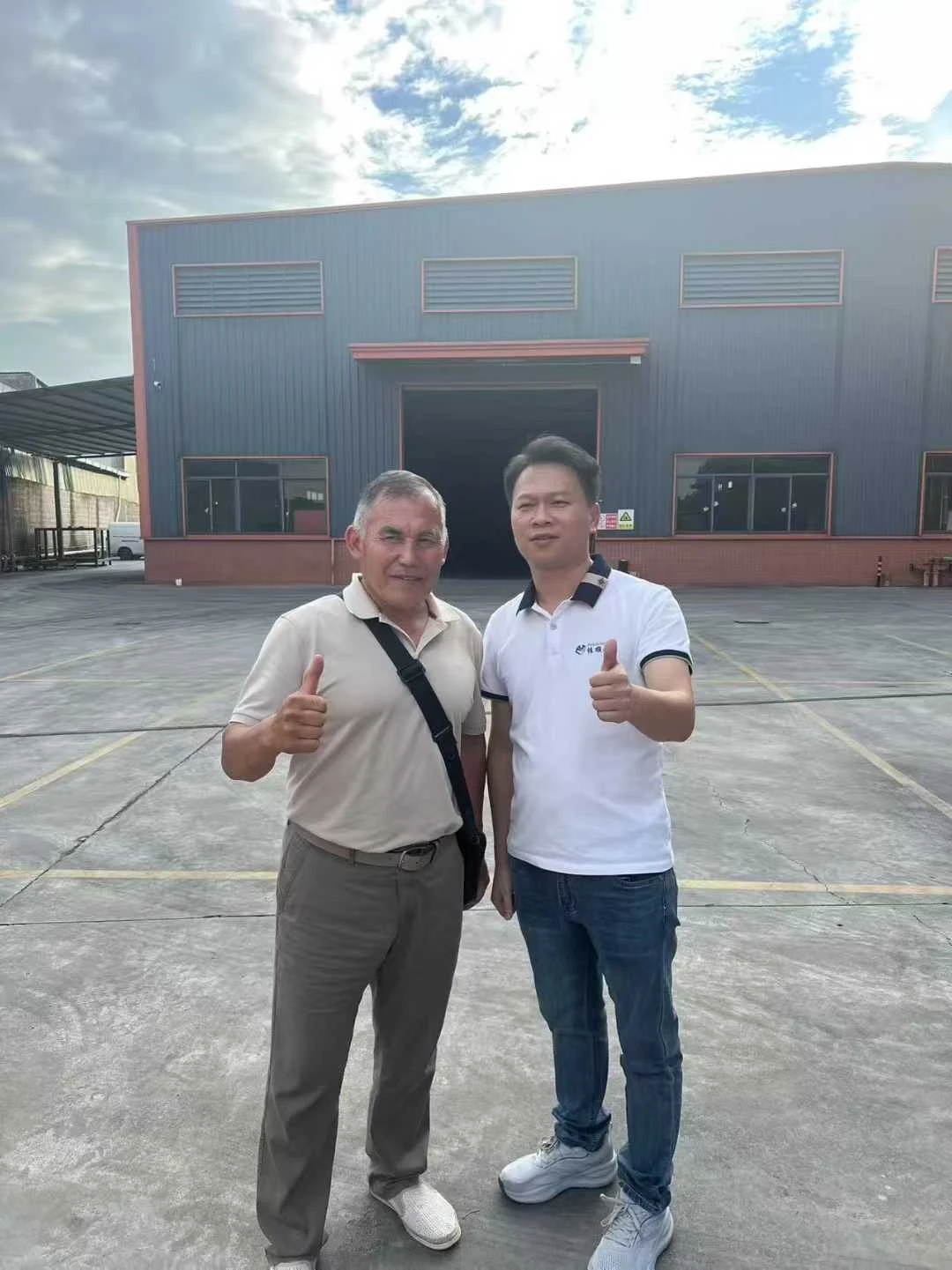 Customer from Central Asia visited and placed an order for B1 FR fluorocarbon aluminum composite panel.