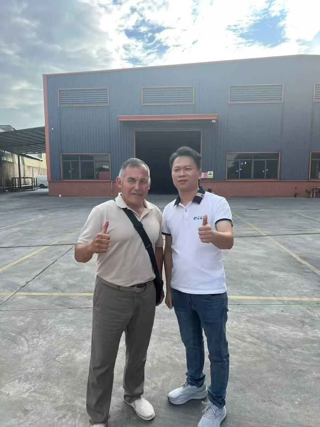 Customer from Central Asia visited and placed an order for B1 FR fluorocarbon aluminum composite panel.