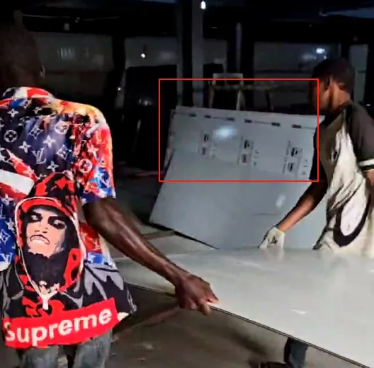 Located in eastern Africa.The two containers filled with ACP panels purchased by customers from Tanzania at our factory have arrived and are currently being unloaded.