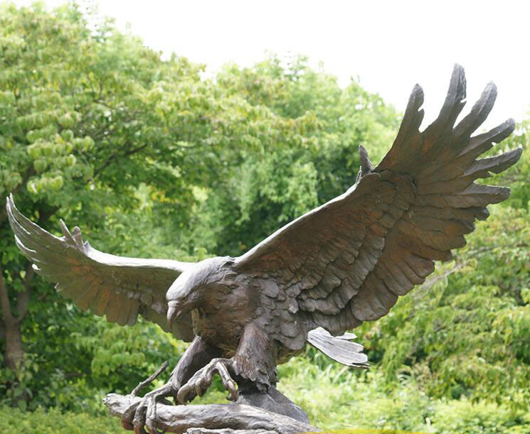 Bronze Eagle and Its Variants: Striking Sculptures for Outdoor and Indoor Charm