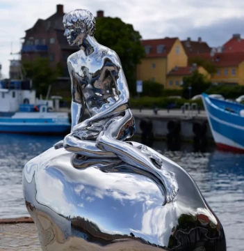 The Role of Human Sculptures in Classical European Gardens Featuring Marble Nude Lady Statue