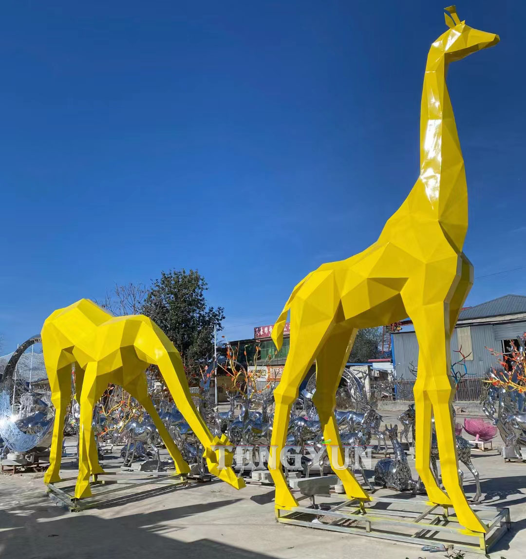 giraffe sculptures (1)