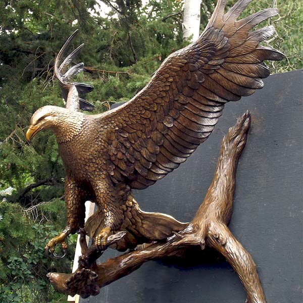 outdoor eagle sculpture