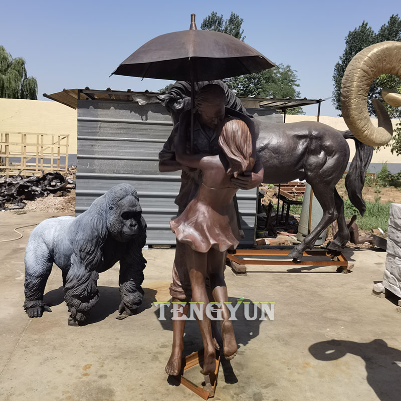 bronze kissing couple umbrella water fountain (1)