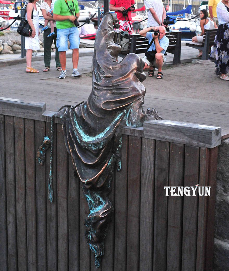 worlds-most-creative-statues Juodasis abstract bronze ghost statue (2)