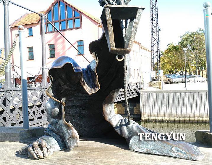 worlds-most-creative-statues Juodasis abstract bronze ghost statue (3)