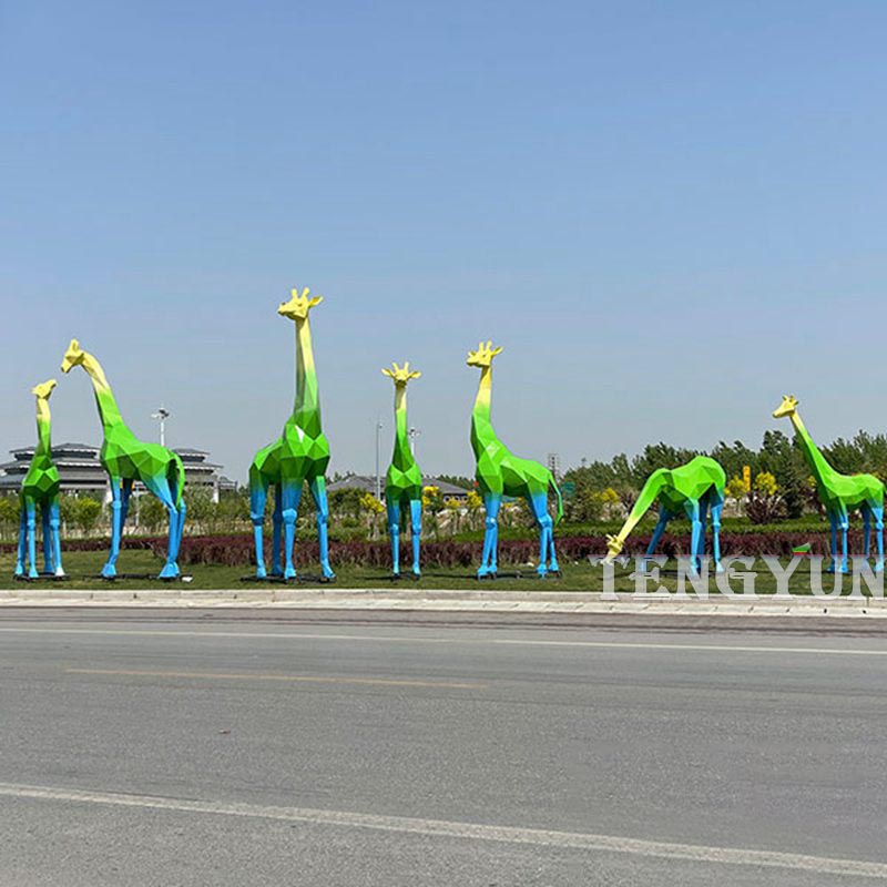 https://www.firststatue.com/beautiful-park-decorative-life-size-colorful-giraffe-abstract-geometric-stainless-steel-animal-sculptures-product/
