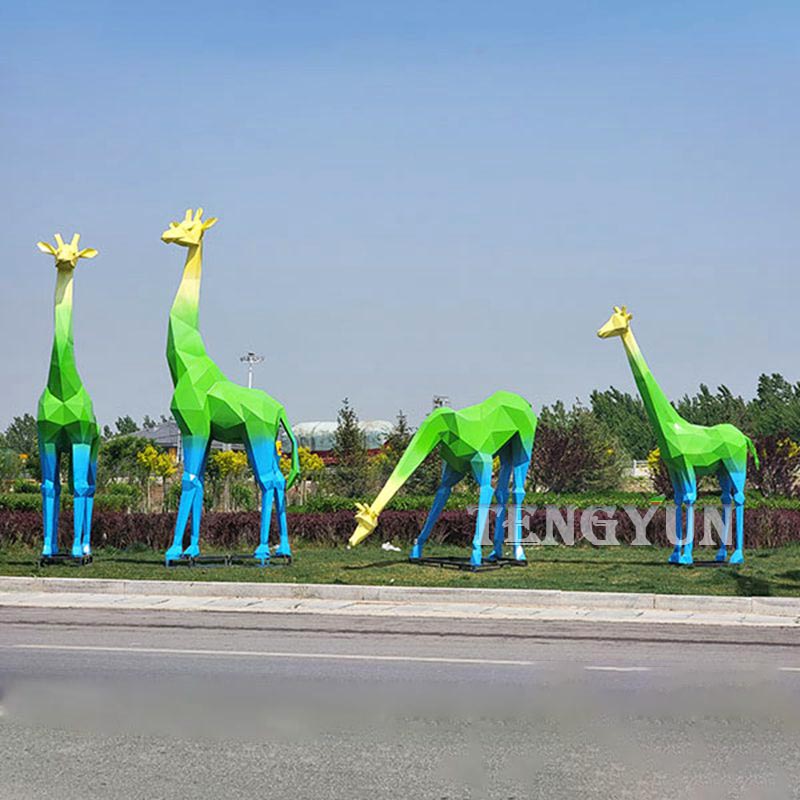 https://www.firststatue.com/beautiful-park-decorative-life-size-colorful-giraffe-abstract-geometric-stainless-steel-animal-sculptures-product/