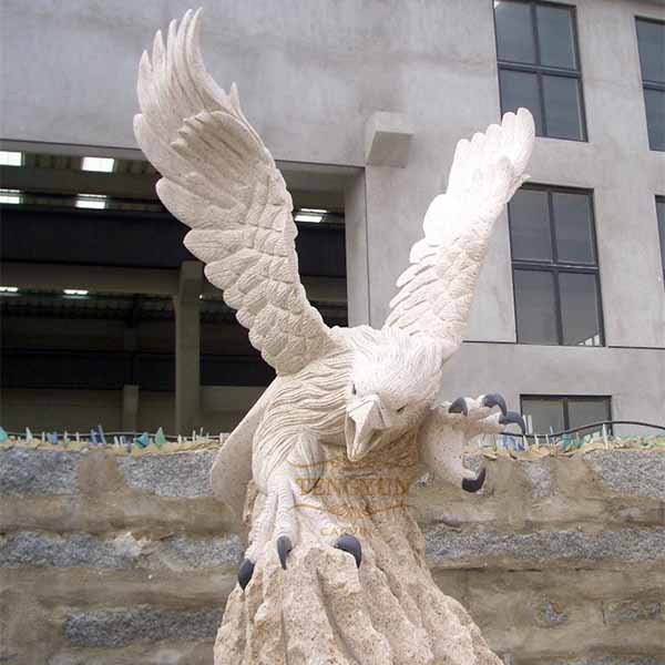 hunting eagle carving statue