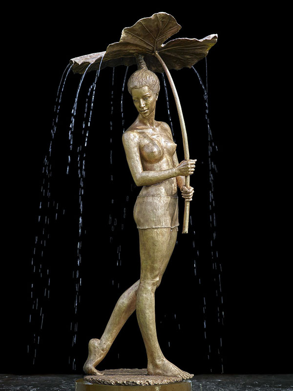 DEU, SACHSEN, Dresden, 22.06.2016: Frau mit Blatt, Springbrunnen aus Bronze, Skulptur von Malgorzata Chodakowska, Frau steht unter einem von ihr gehaltenem Blatt von dem Wasser laeuft, Plastik vor schwarzem Hintergrund, 185 cm hoch; losdif - copyright by Lothar Sprenger [Telefon: 0351-8048012, Funk: 0170-5250109, mail: lo.sprenger@t-online.de, Anschrift: D-01187 Dresden, Bienertstrasse 33a; Veroeffentlichung nur mit Autorangabe, Belegexemplar und gegen Honorar]