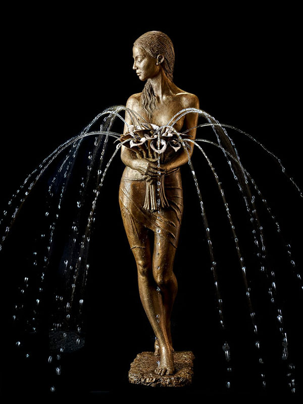 DEU, SACHSEN, Dresden, 20.07.2020: Blumen, Skulptur, Springbrunnen, Wasserskulptur aus Bronze und Wasser mit vergoldeten Blueten, 171 cm hoch, von Malgorzata Chodakowska, Plastik aus Bronze vor schwarzem Hintergrund; 056_20_56, losdif - copyright by Lothar Sprenger [Telefon: 0351-8048012, Funk: 0170-5250109, mail: lo.sprenger@t-online.de, Anschrift: D-01187 Dresden, Bienertstrasse 33a; Veroeffentlichung nur mit Autorangabe, Belegexemplar und gegen Honorar]