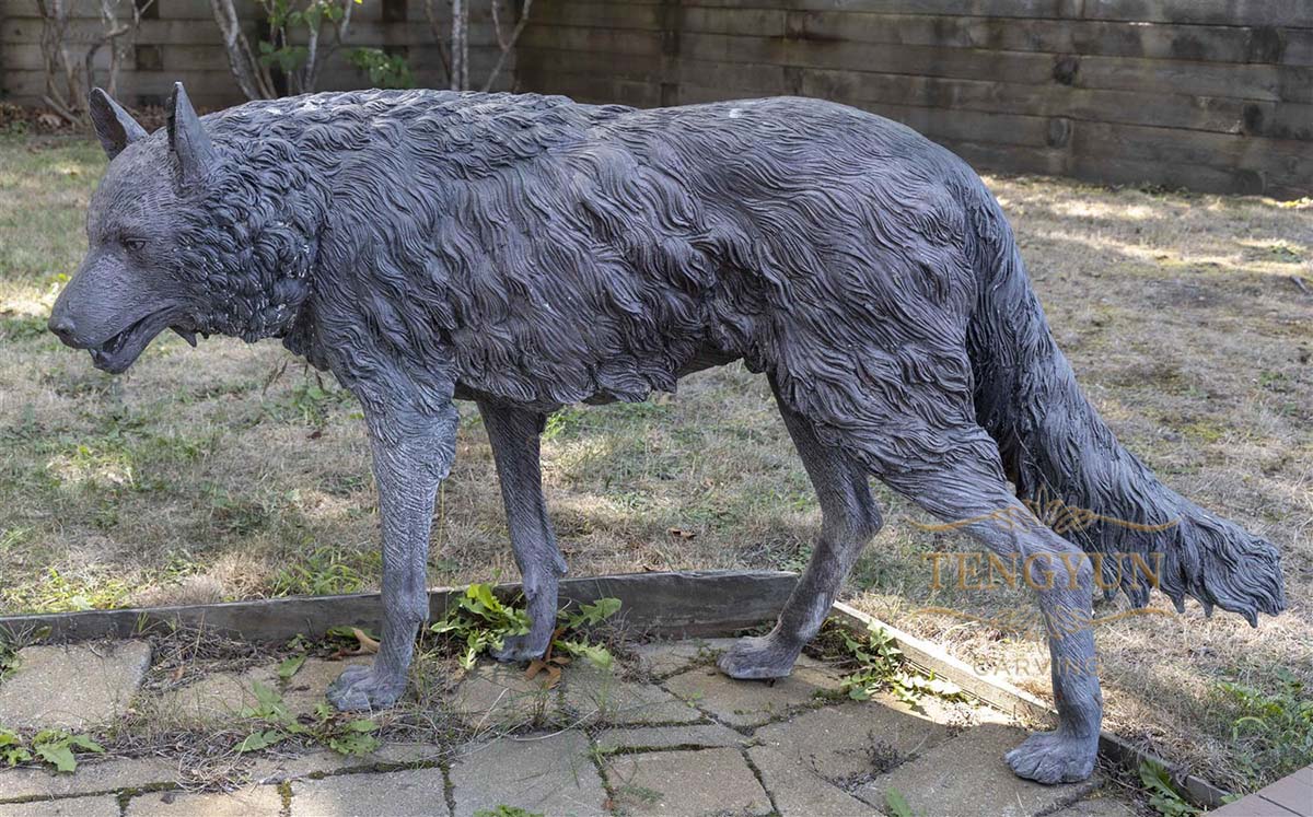 bronze wolf sculpture (1)