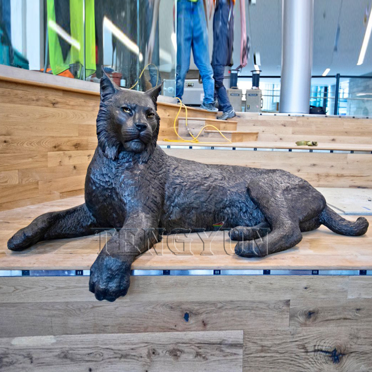 Decorative copper casting animal art statues outdoor lying bronze wildcat sculpture