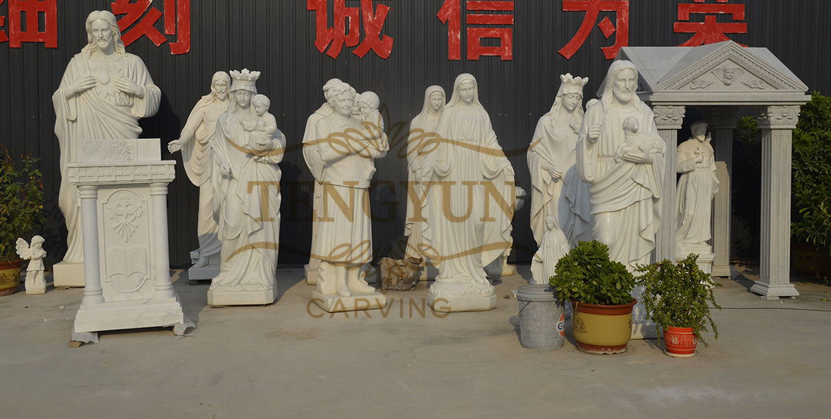 Mary holding Jesus statue