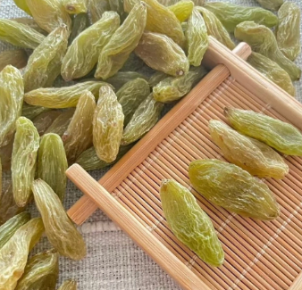 The health benefits of eating raisins daily