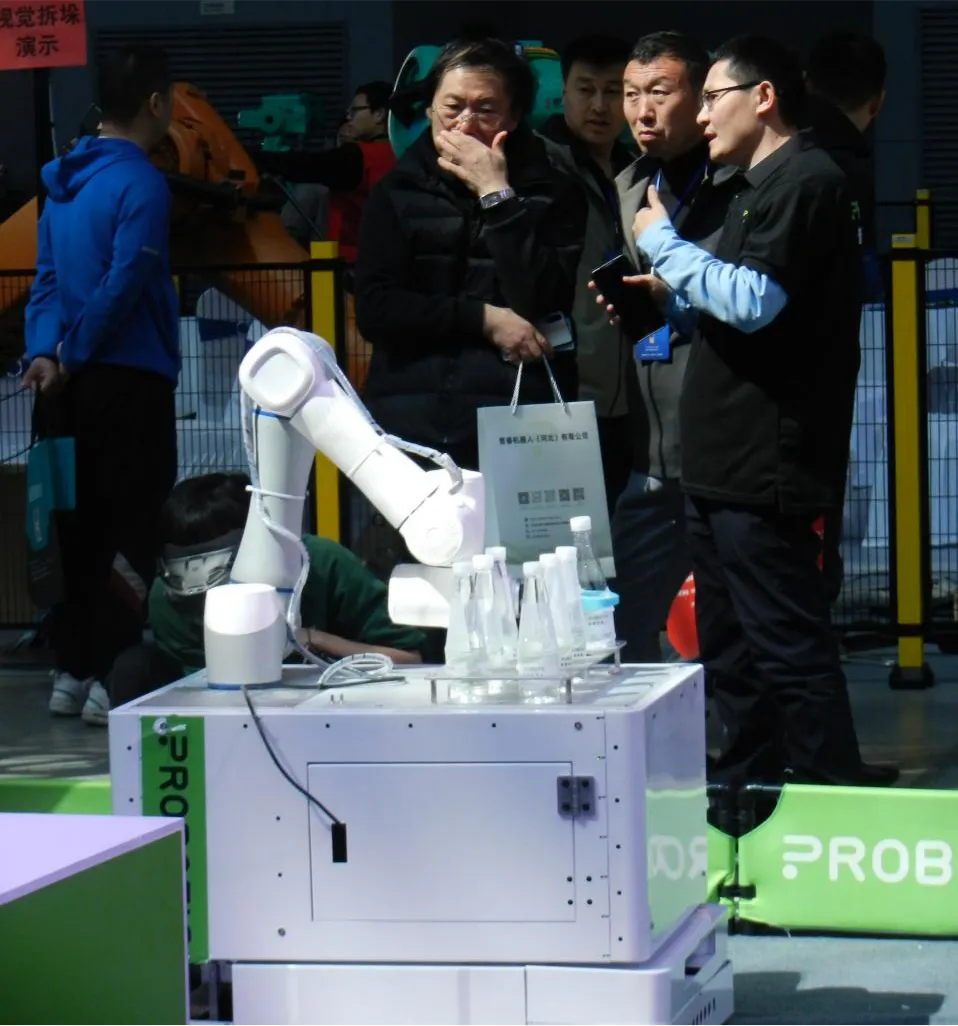 Shijiazhuang’s First Humanoid Robot Debuts at Industry Expo
