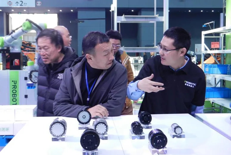 Shijiazhuang’s First Humanoid Robot Debuts at Industry Expo