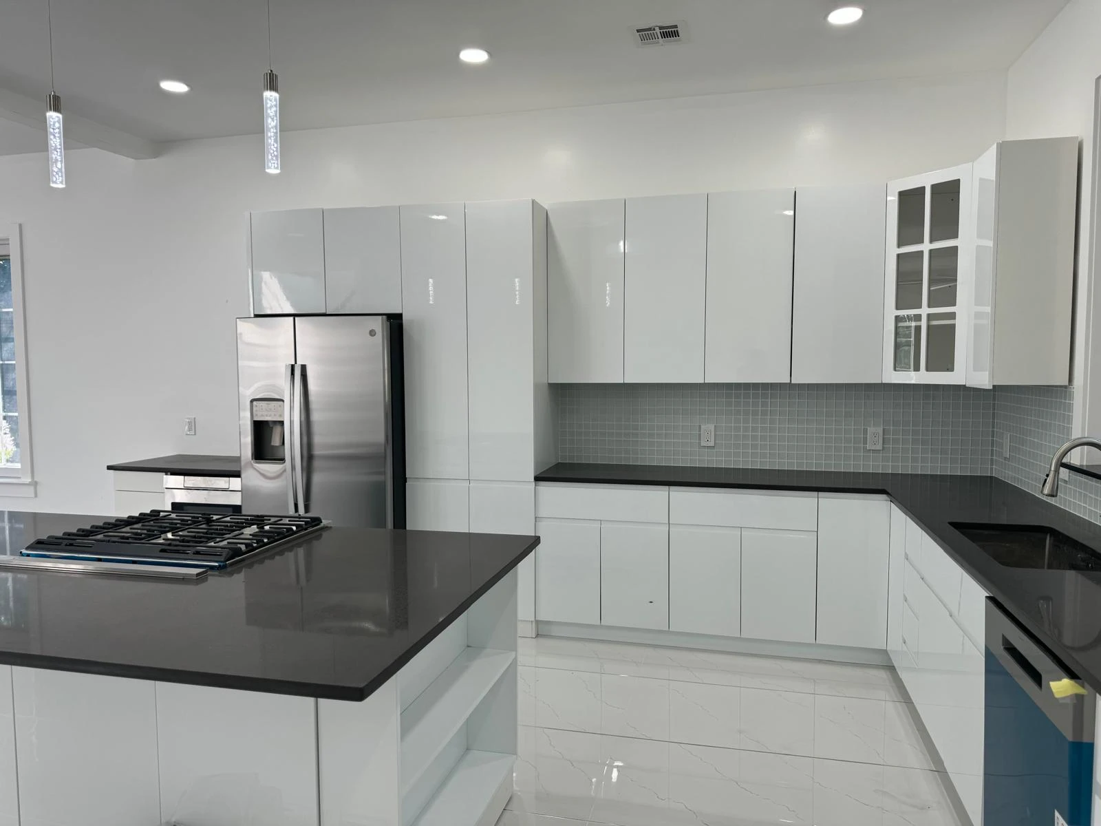 High Gloss Plywood Kitchen Cabinet with Quartz Countertop