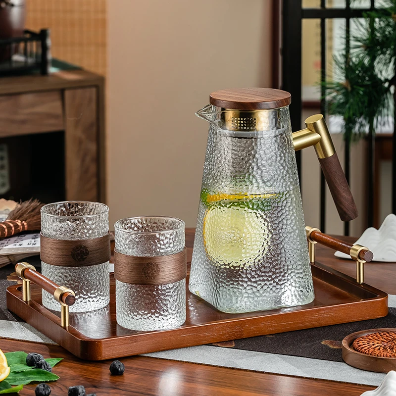 Large Capacity High Borosilicate Glass Pitcher With Wood Handle
